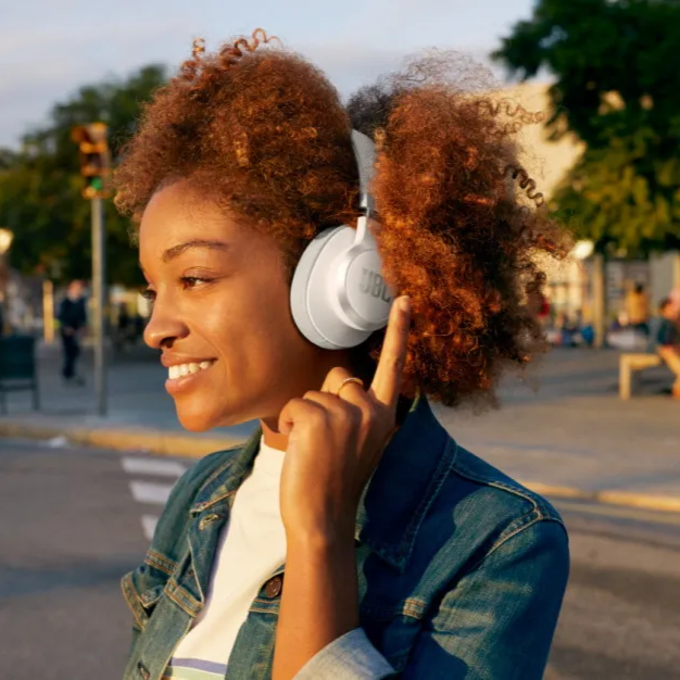 ​Audífonos Bluetooth JBL Live 660NC Color Blanco​