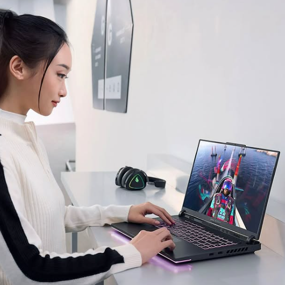 Laptop Gamer Asus ROG Strix G G614JV-AS94 Color Negro