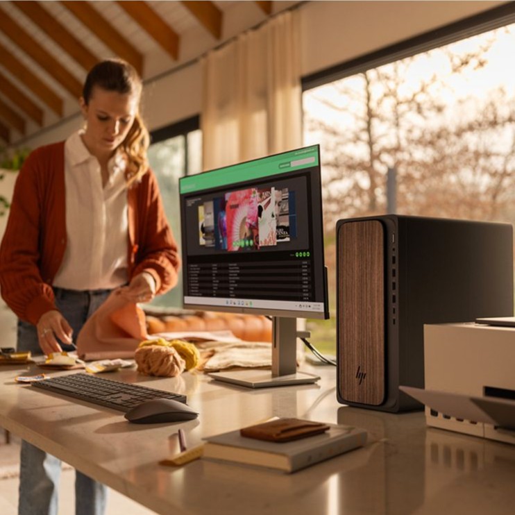 Computadora de Escritorio HP OmniDesk AI Dark Wood M03-0044
